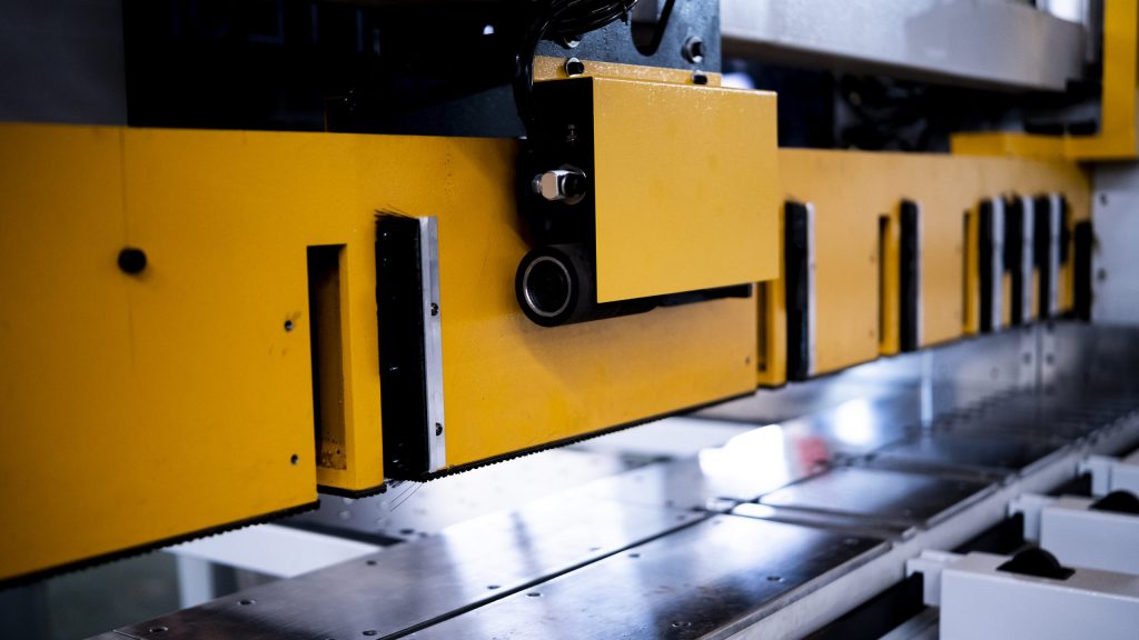 Programmable pressure beam clamping system on EP Series beam saw for joinery UK