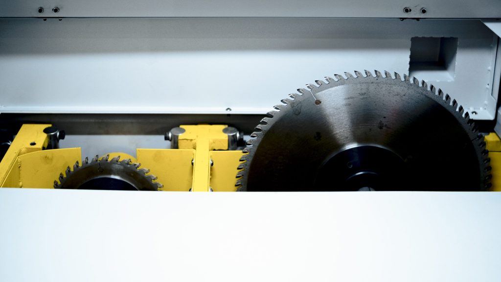 Main saw blade and scoring saw on servo-controlled carriage of EP Series beam saw UK